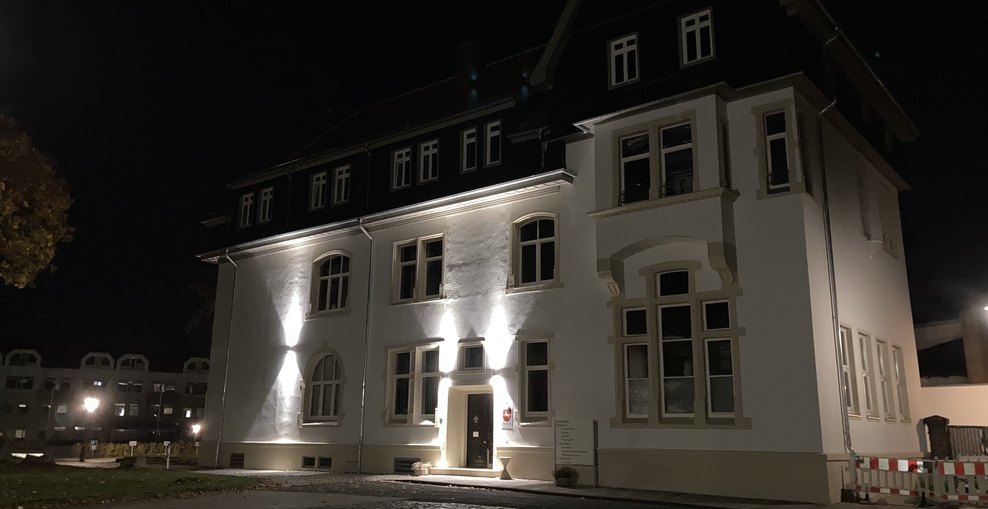 Foto vom Amtsgericht Peine Gebäude Am Amthof 6 bei Nacht mit Beleuchtung