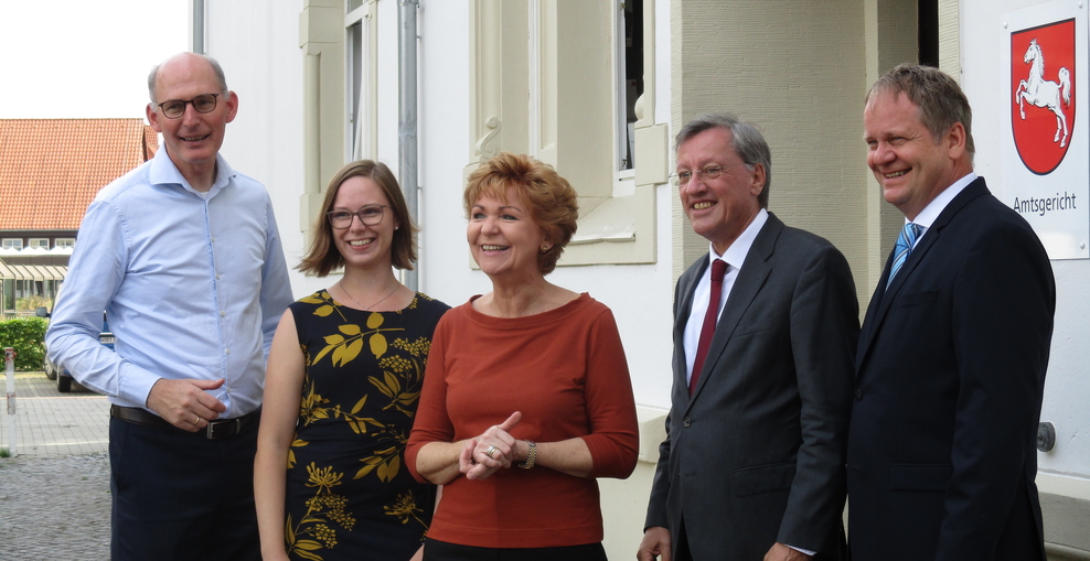 Foto vor dem Amtsgericht Peine Haus 6, Besuch der Justizministerin am 17.08.2022